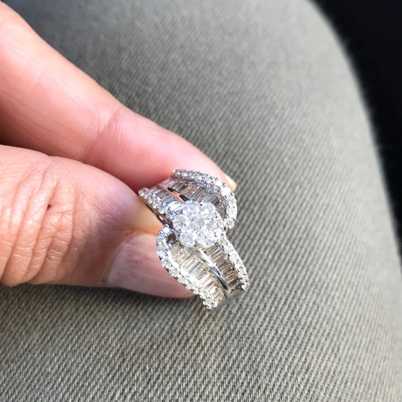 ANIVERSARY DIAMOND RING - Picture 2 of 7